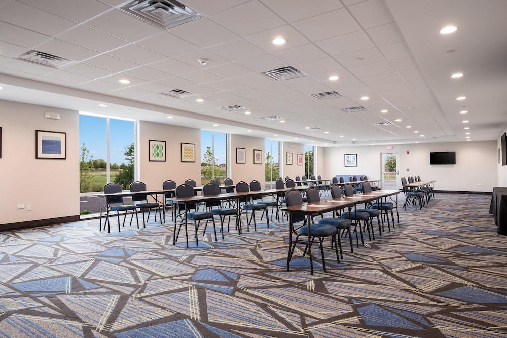 Holiday Inn Express And Suites Hoffman Estates 45/48