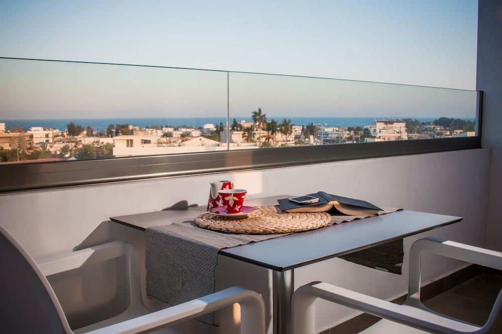Malibu Boutique Studios 35/50