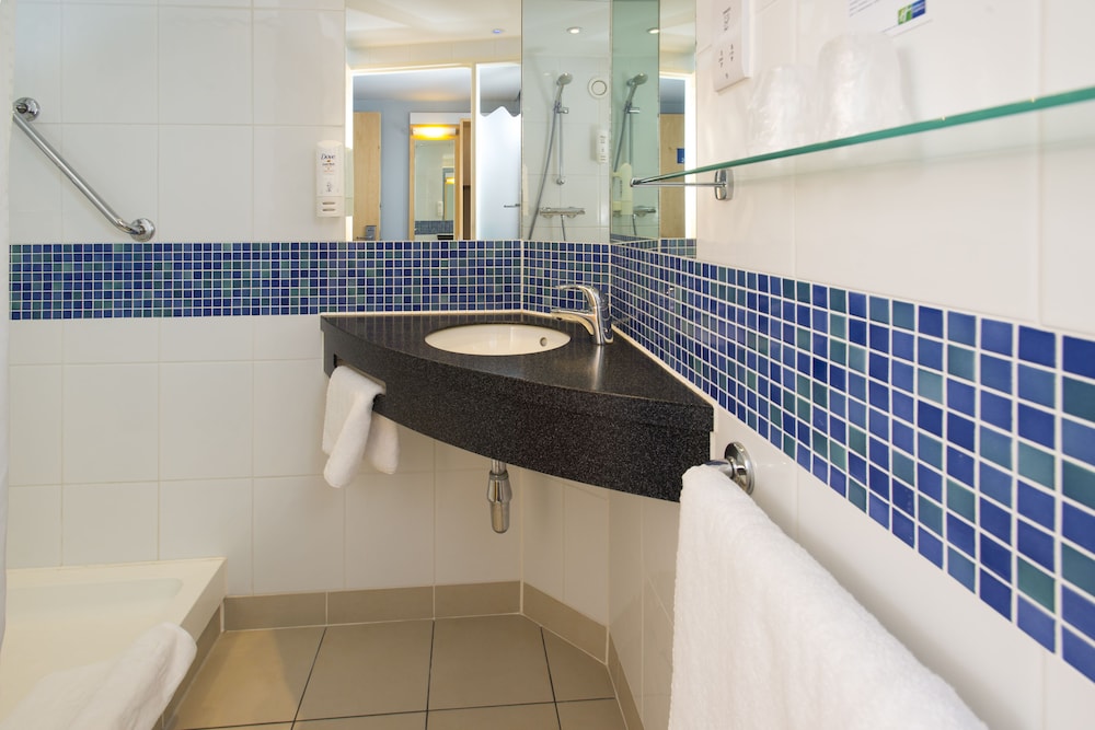 Holiday Inn Express London Epsom Downs 23/69