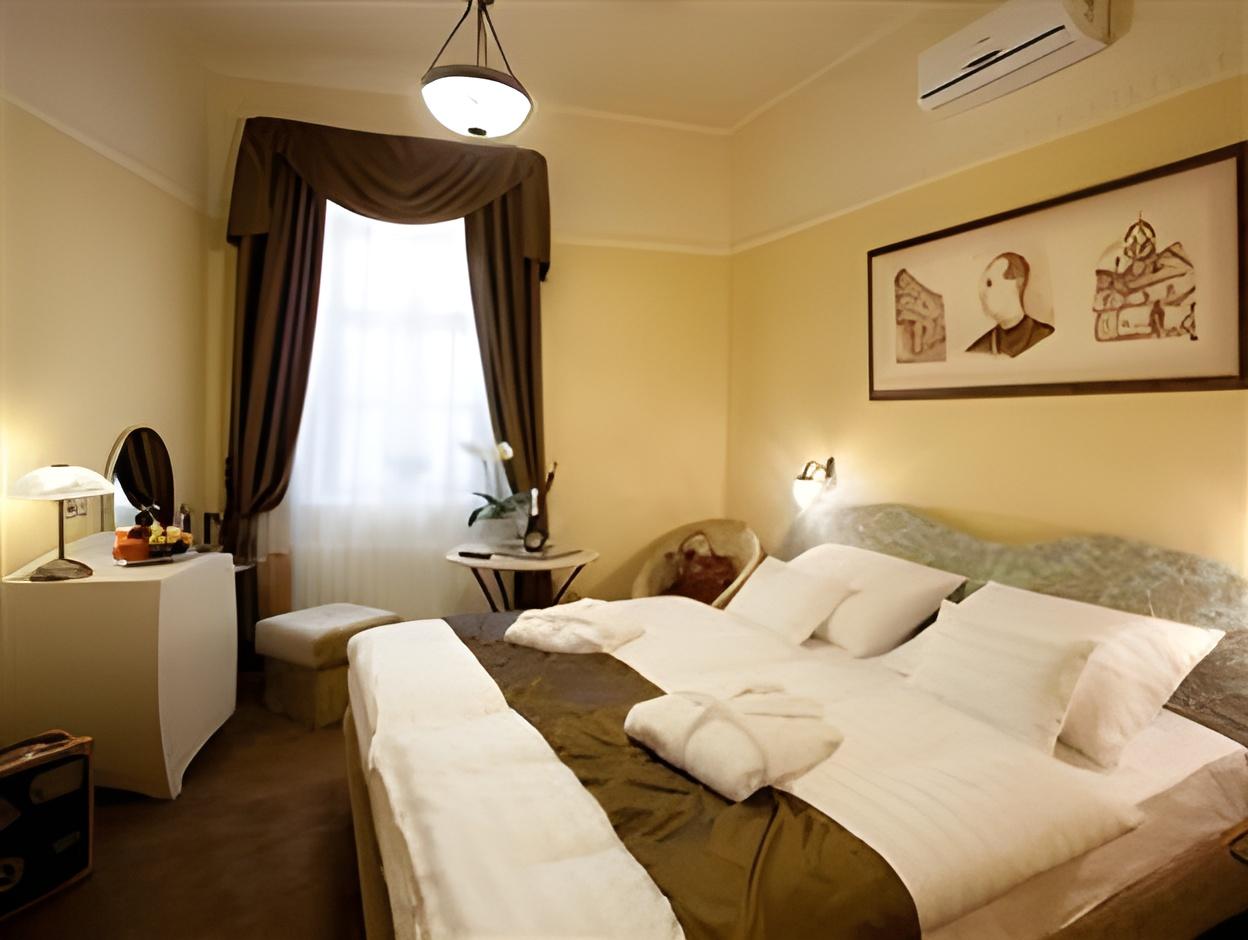 Deluxe, 1 Double and 3 Single Beds