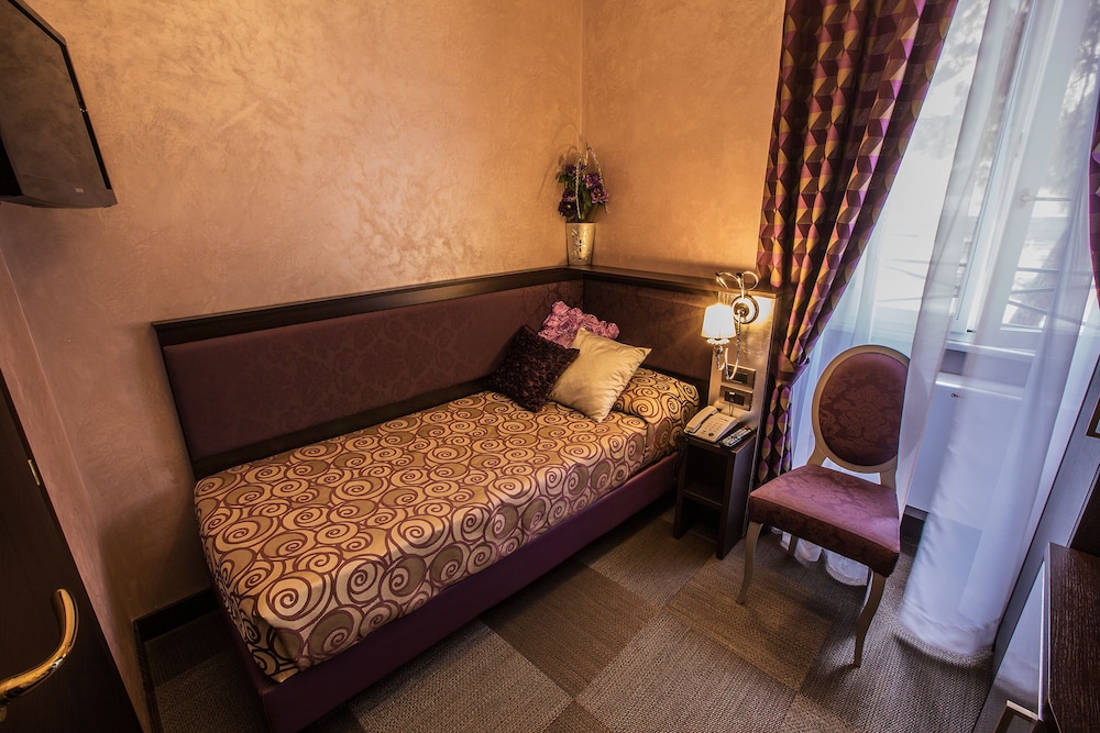 ROOM, SINGLE