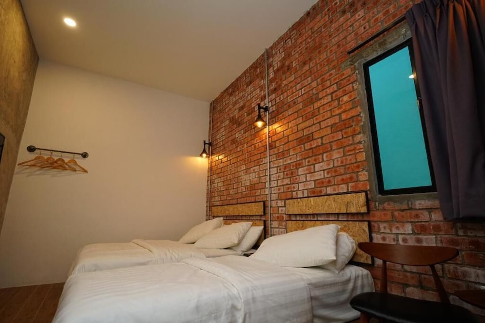 Brick Box Hotel 8/45