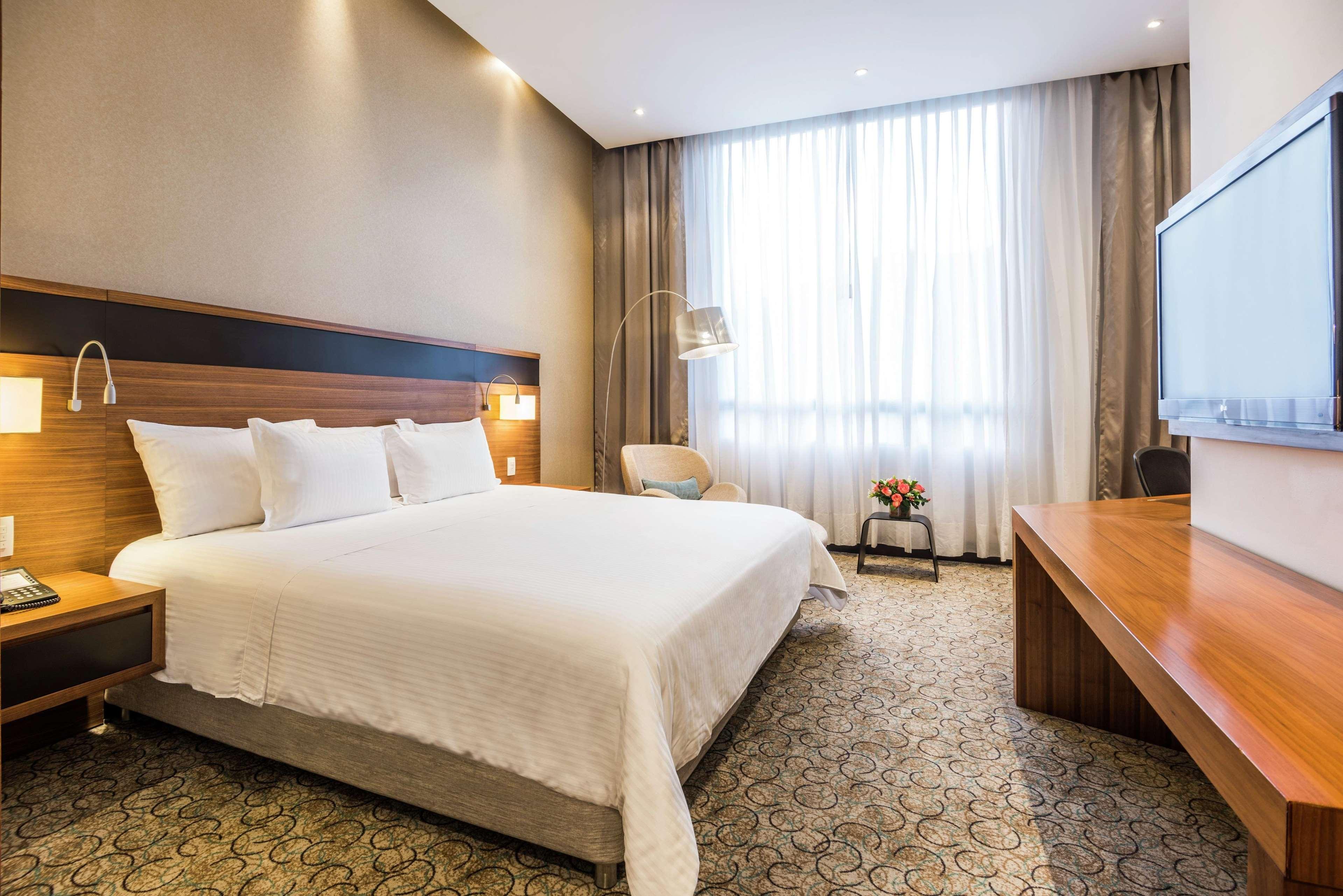 ROOM, QUEEN BED, EXECUTIVE LEVEL
