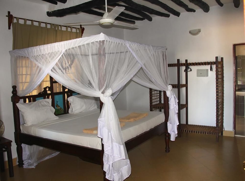 Makuti Beach Bungalows 28/65
