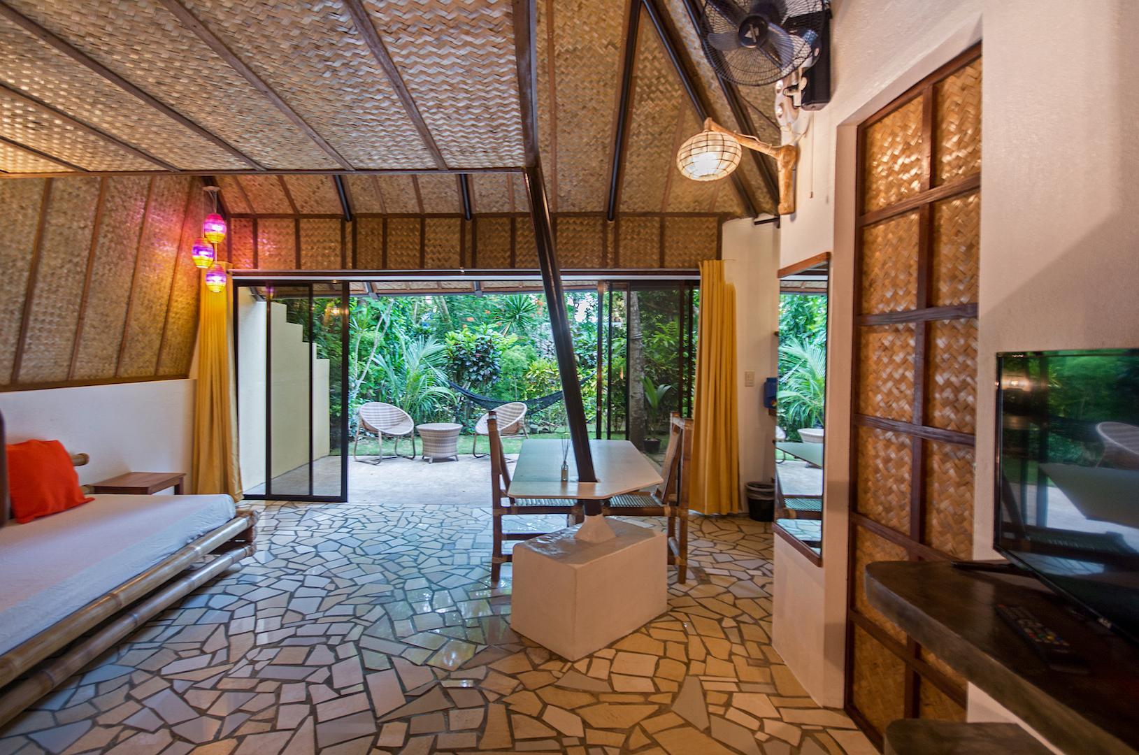 بنغل بسرير مزدوج مع أريكة