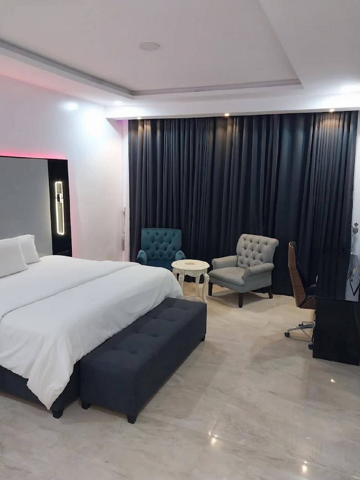 Parklane Hotels Limited 10/23