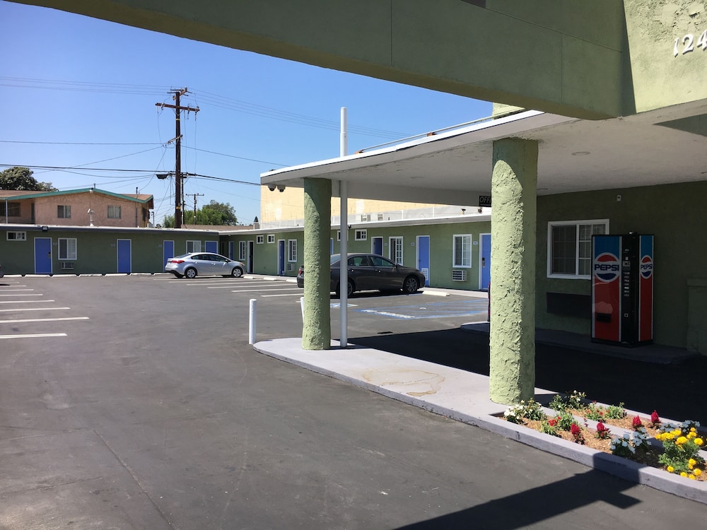 Town House Motel 35/48