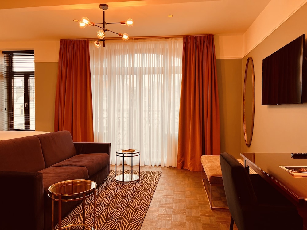 Gatsby Hotel 24/50