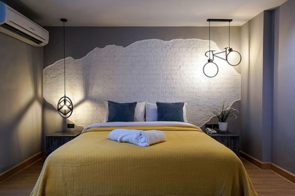 SUPERIOR, QUEEN BED