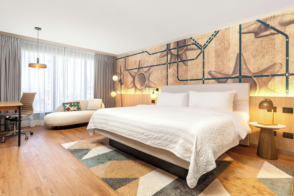 DELUXE, KING BED, CITY VIEW