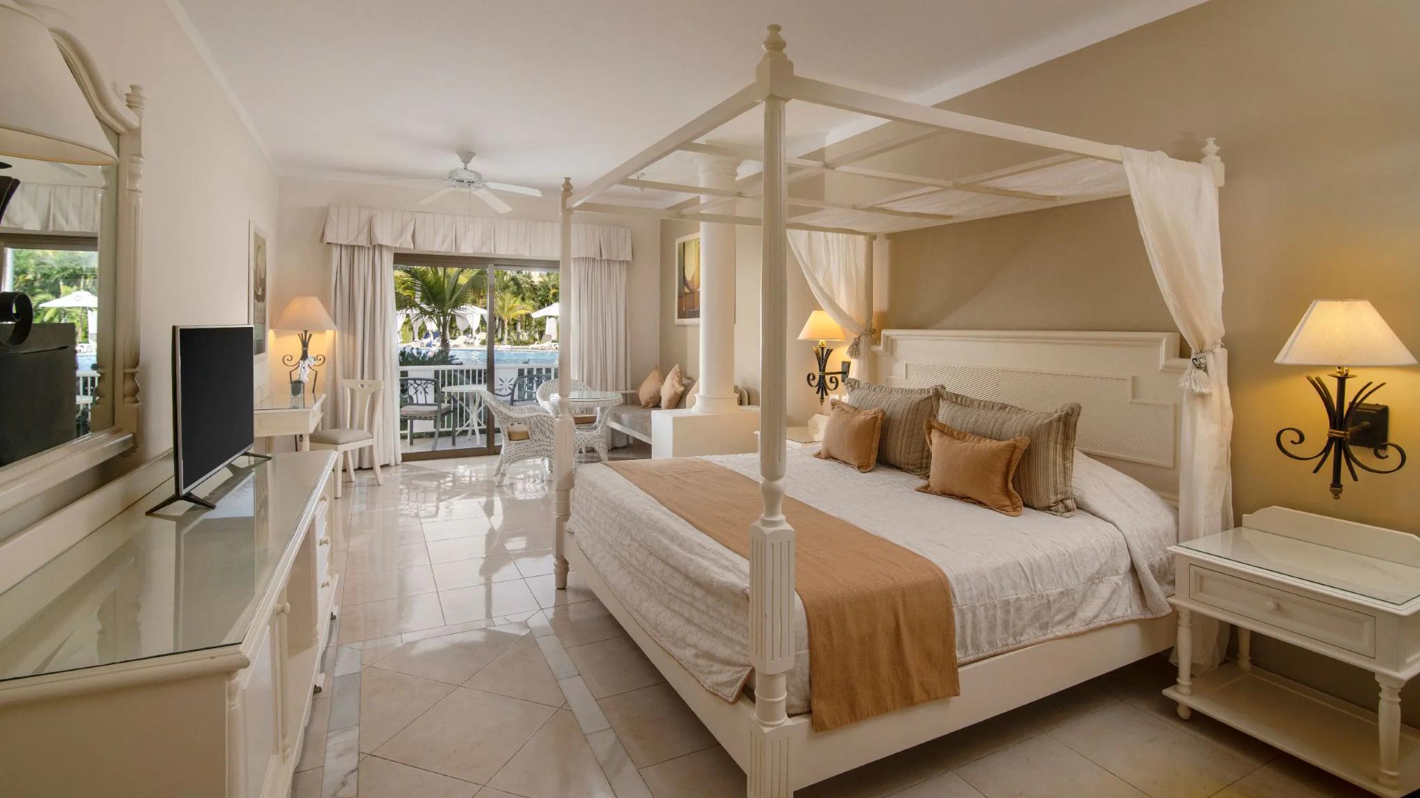 Junior Suite, King Bed, Pool View