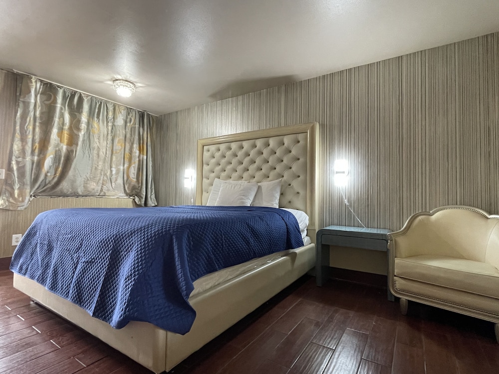 Crown Motel 43/66