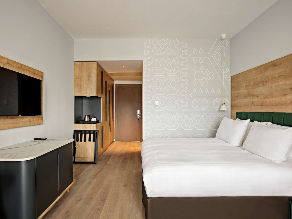 DELUXE, KING BED, MOUNTAIN VIEW, BALCONY