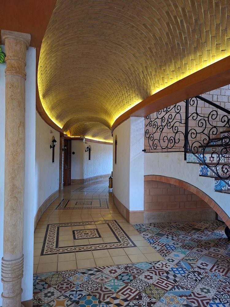 La Alhambra Hotel 6/50