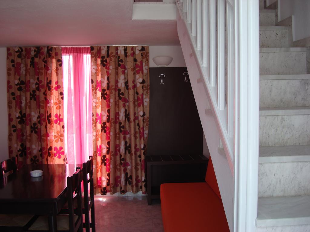 Elena Studios & Suites 15/17