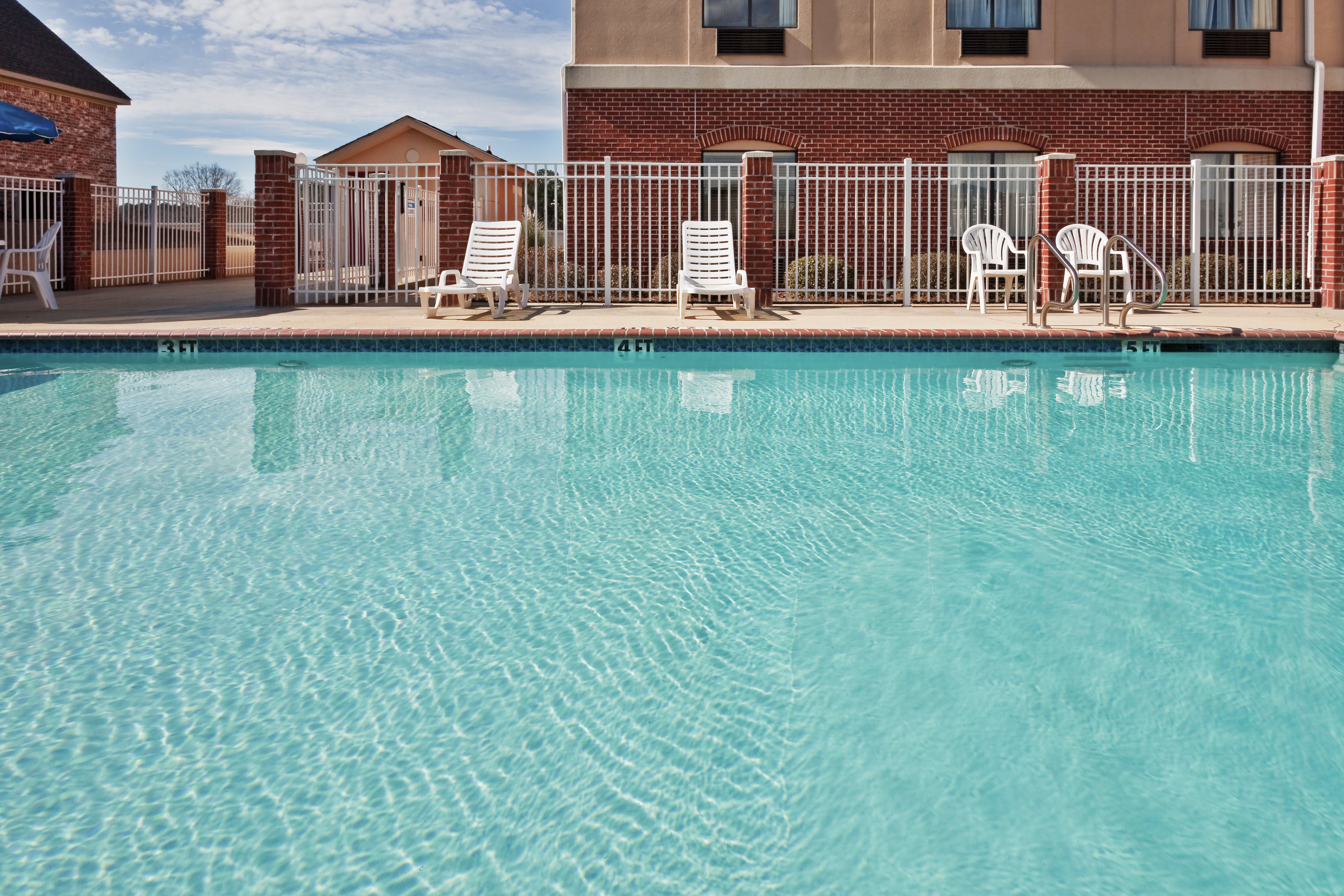 Holiday Inn Express Suites Forest 37/37