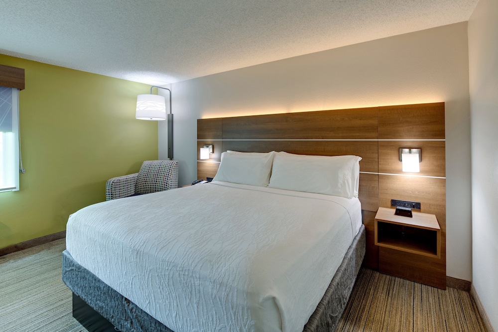 Holiday Inn Express Nashville W I40/Whitebridge Rd 20/47