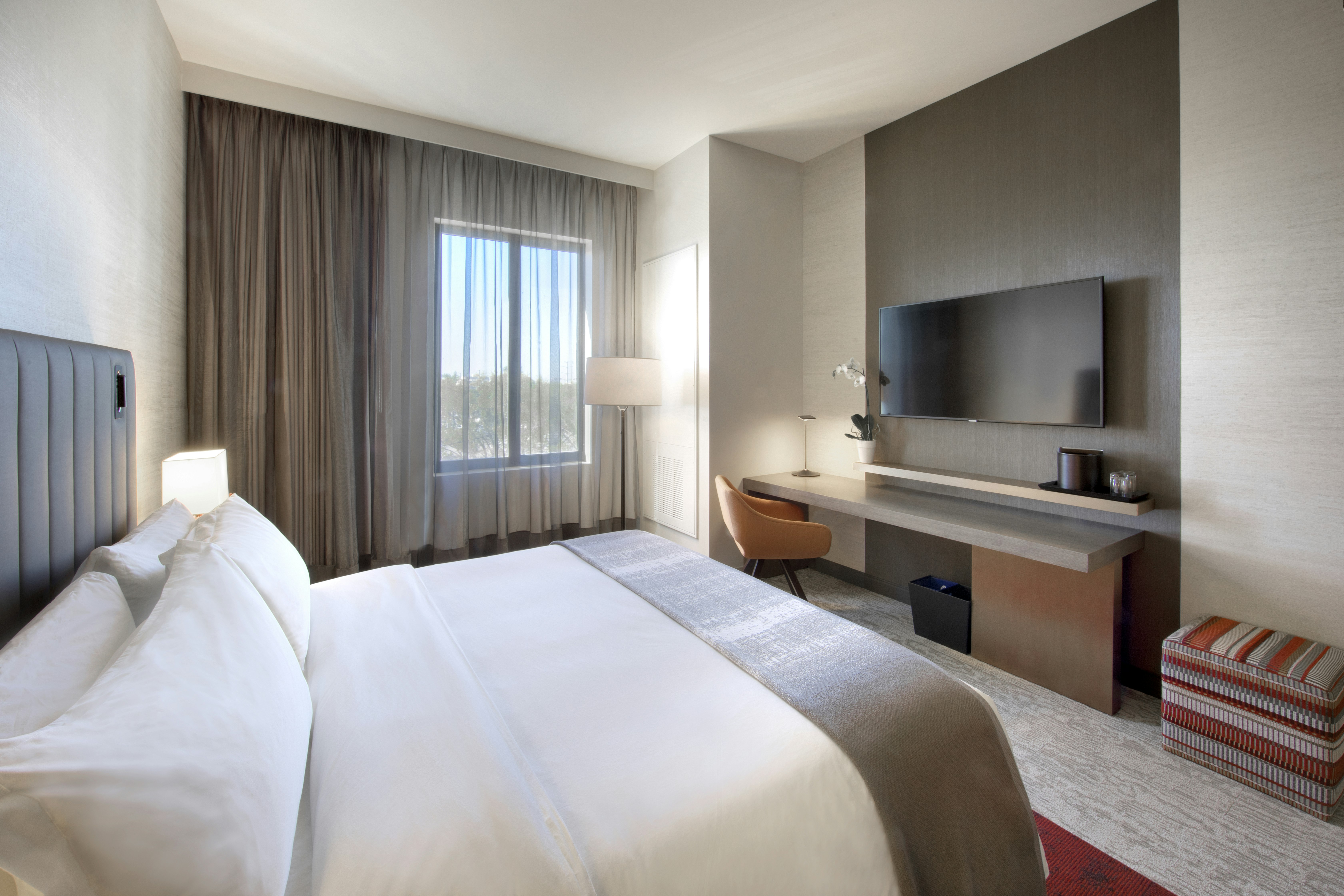 THesis Hotel Miami Coral Gables, Curio Collection by Hilton 21/80