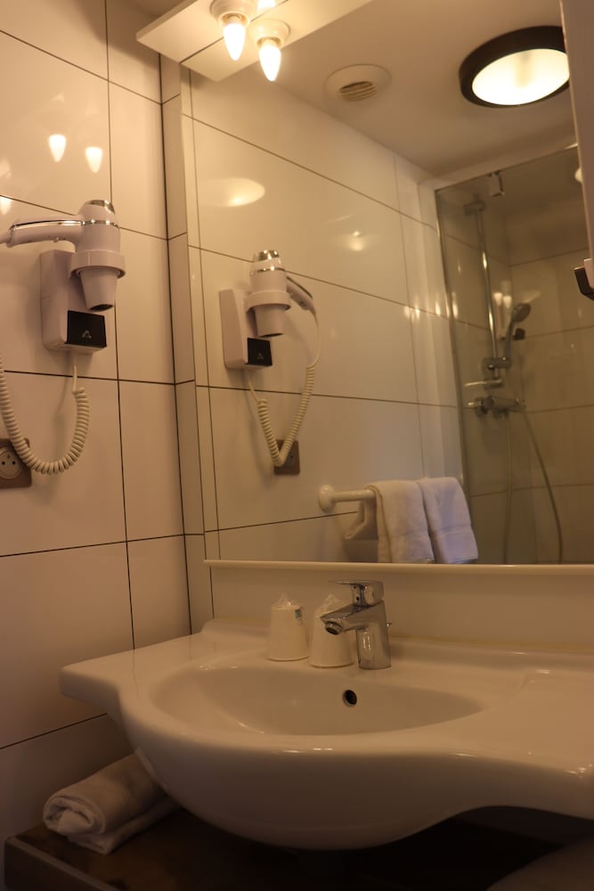 Basic, Twin Beds, Village Hotel 2/5