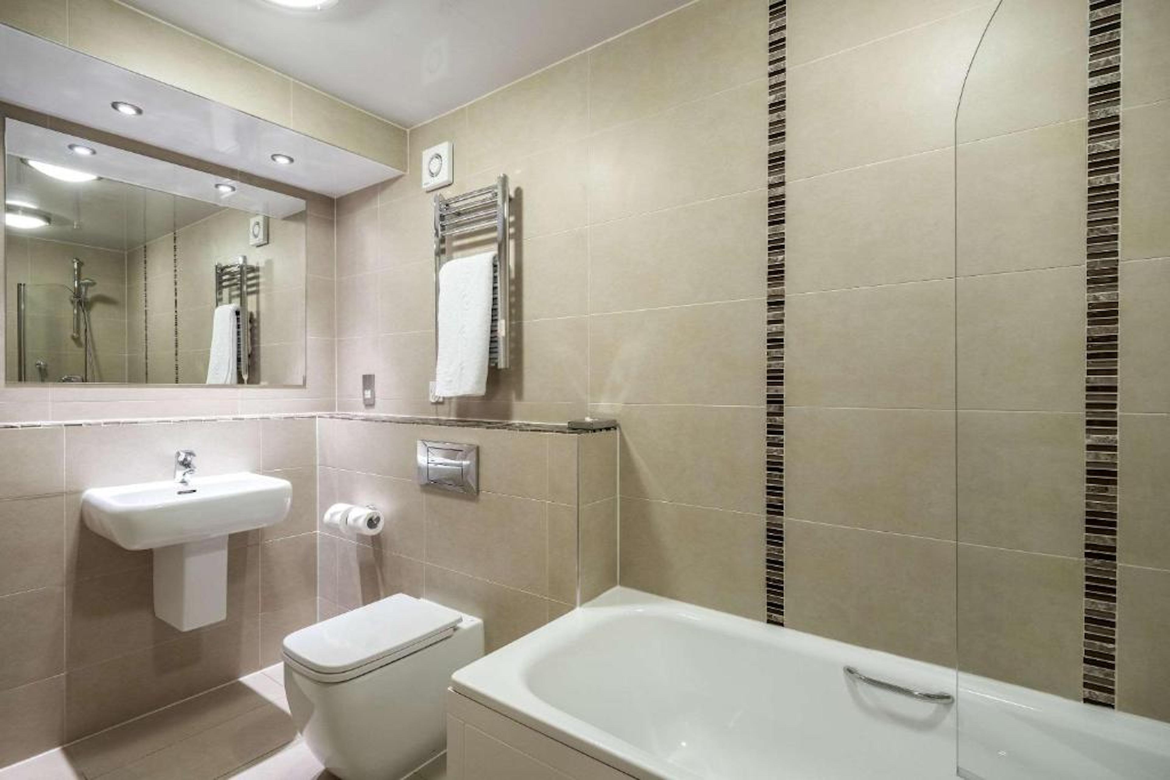 غرفة بريميوم بسرير كينج وسرير فردي، Clarion Hotel Newcastle South Boldon EN 3/3