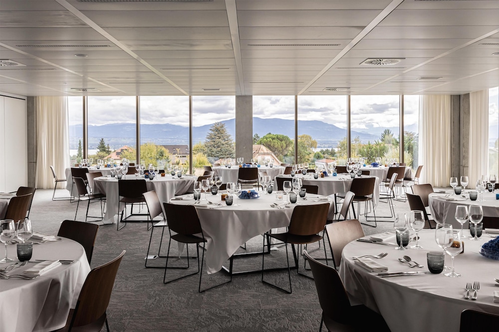 YOTEL Geneva Lake, Select by Hilton 45/59