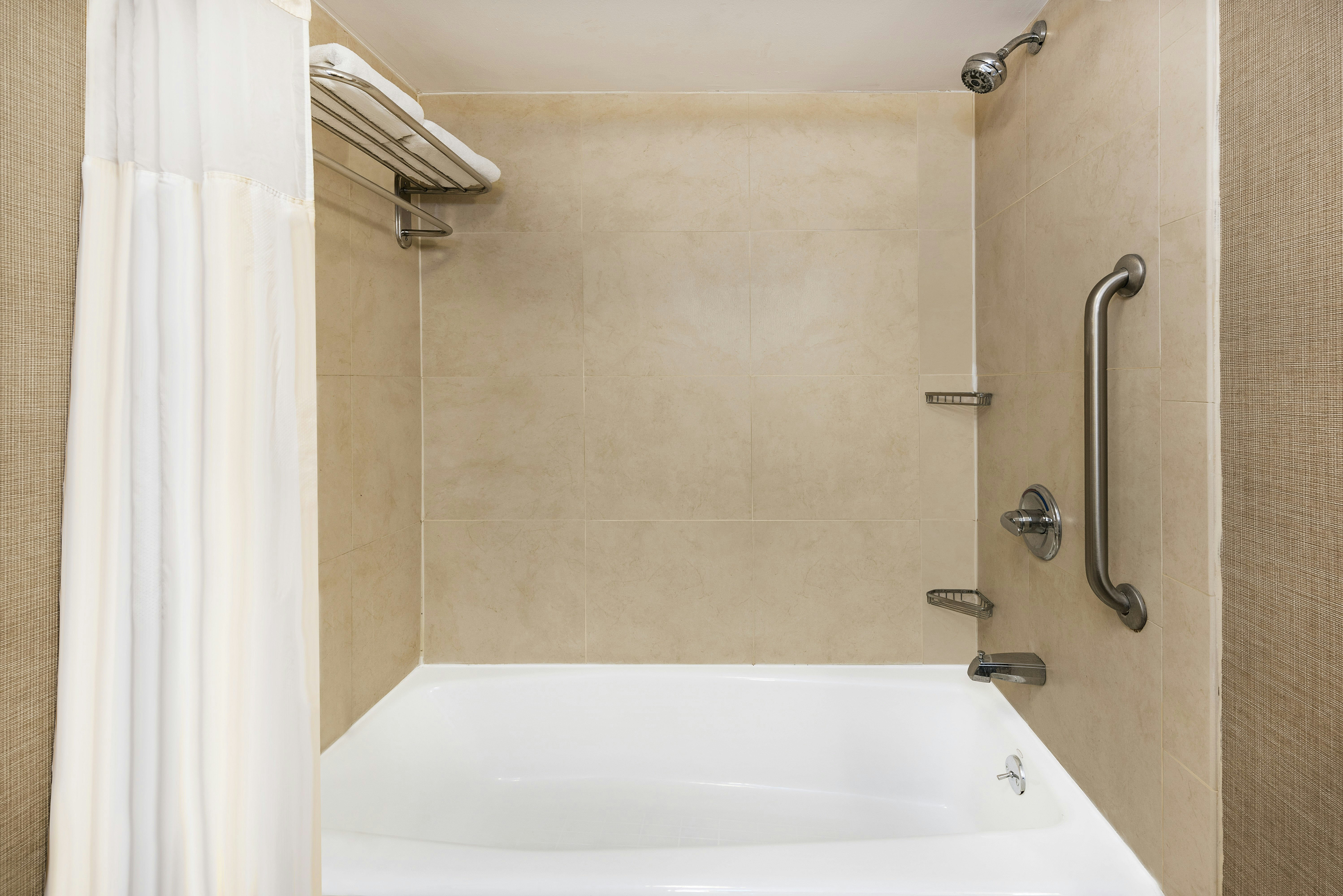 غرفة بسرير كينج بحوض جاكوزي، Hilton Garden Inn San Antonio Airport Hotel 3/4