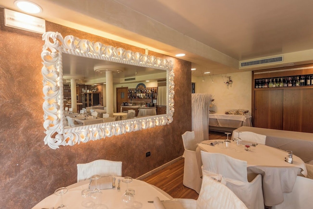 Yachting Hotel Mistral 59/79
