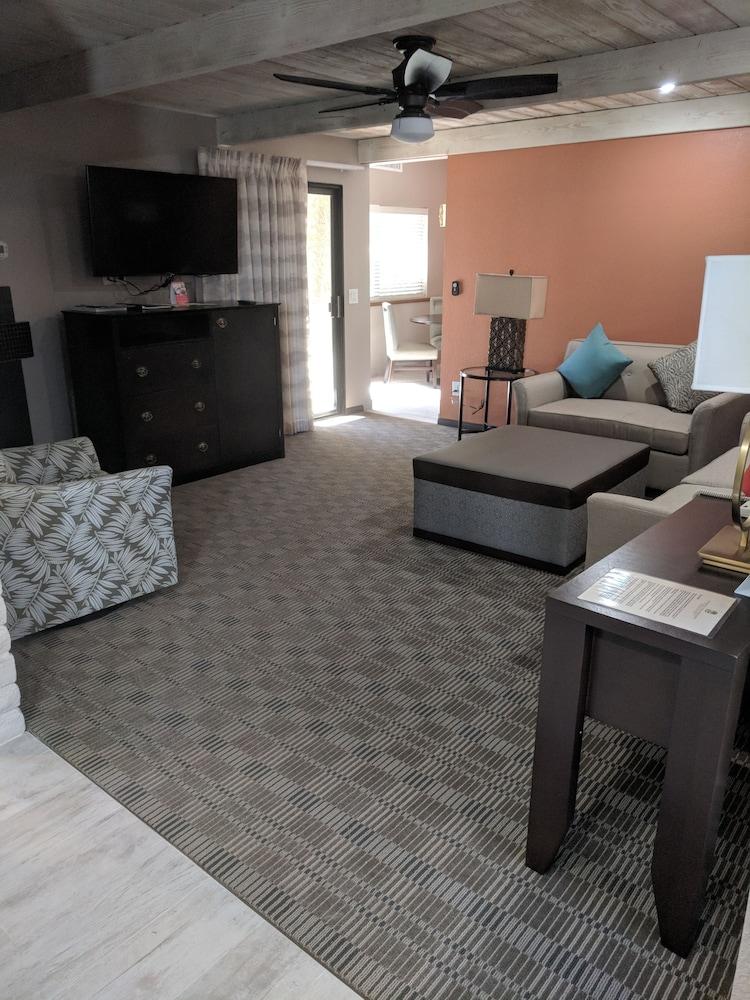 2 BEDROOMS, SUITE, KITCHEN
