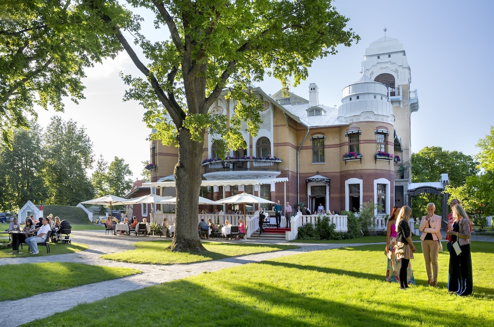 Villa Ammende Restoran and Hotell 41/50