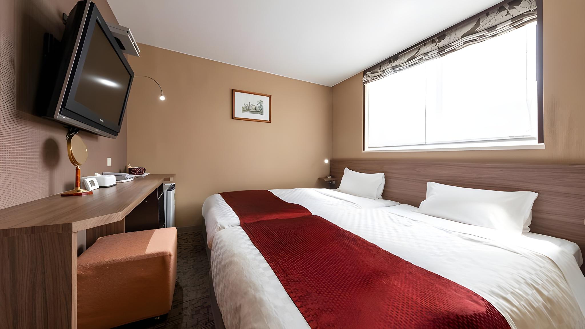 Hollywood, Twin Beds, Main Building
