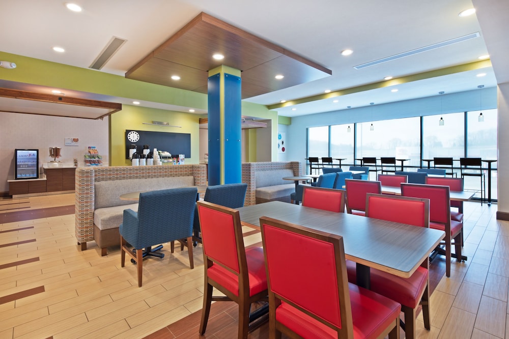 Holiday Inn Express & Suites UNIONTOWN 37/54