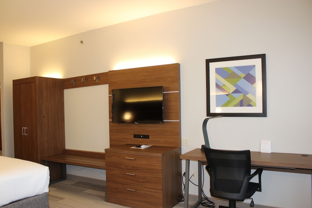 Holiday Inn Express Hotel and Suites Mansfield 45/52