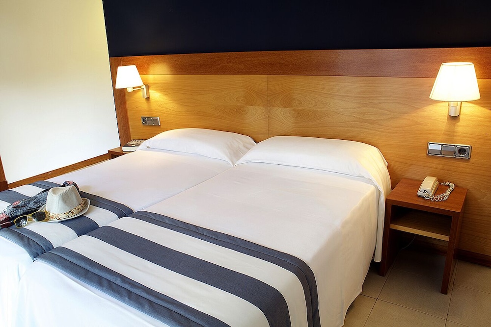 BASIC, DOUBLE OR TWIN BED, NO BALCONY