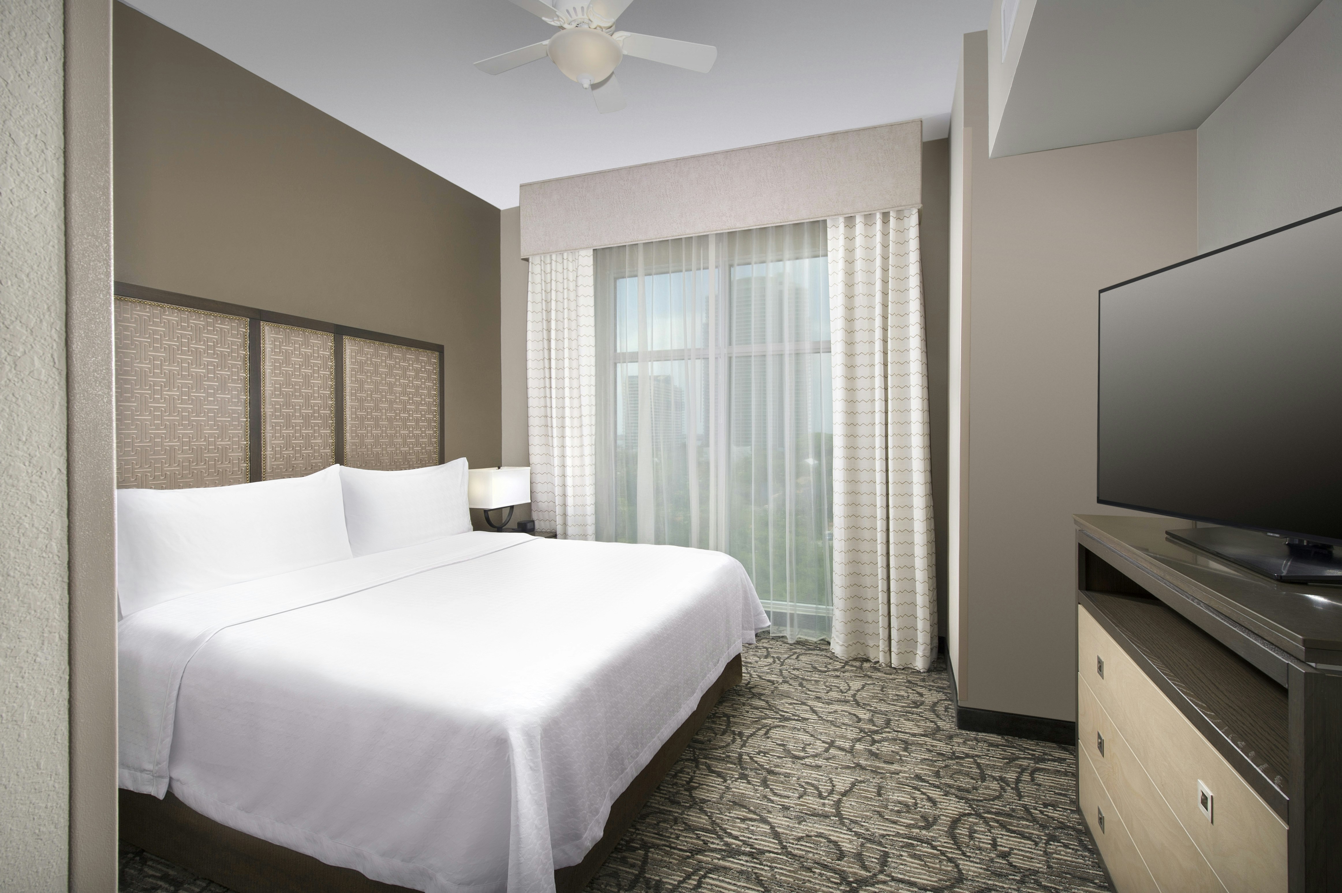 SUITE, KING BED