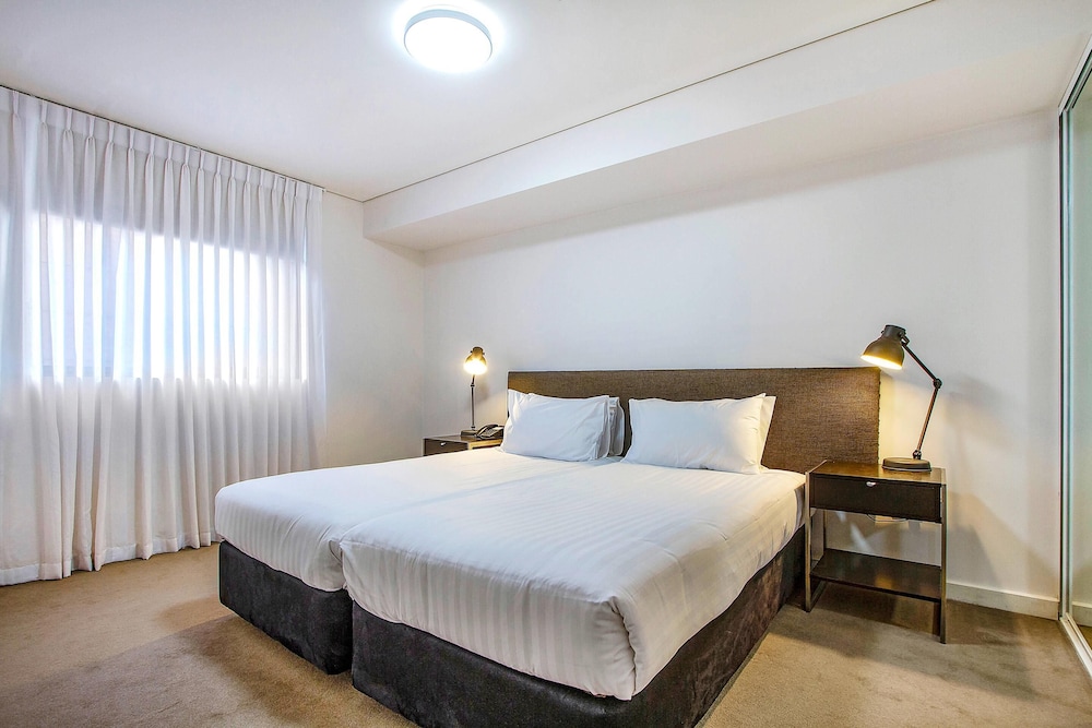 SUITE, QUEEN AND TWIN BEDS, CITY VIEW