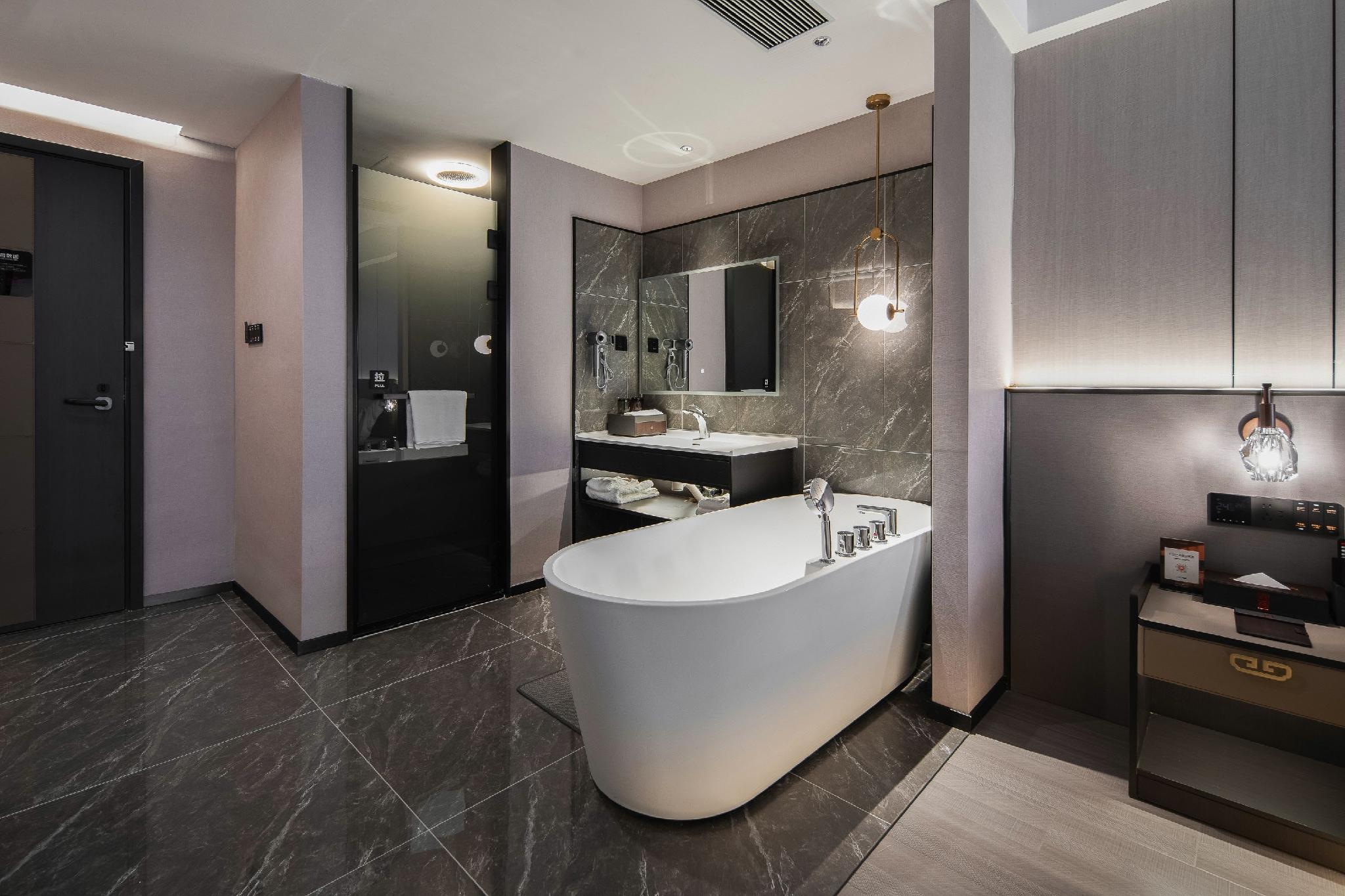 Rezen Dong Hotel (Guangzhou Jingxi Nanfang Hospital Tonghe Subway Station Branch) 50/52