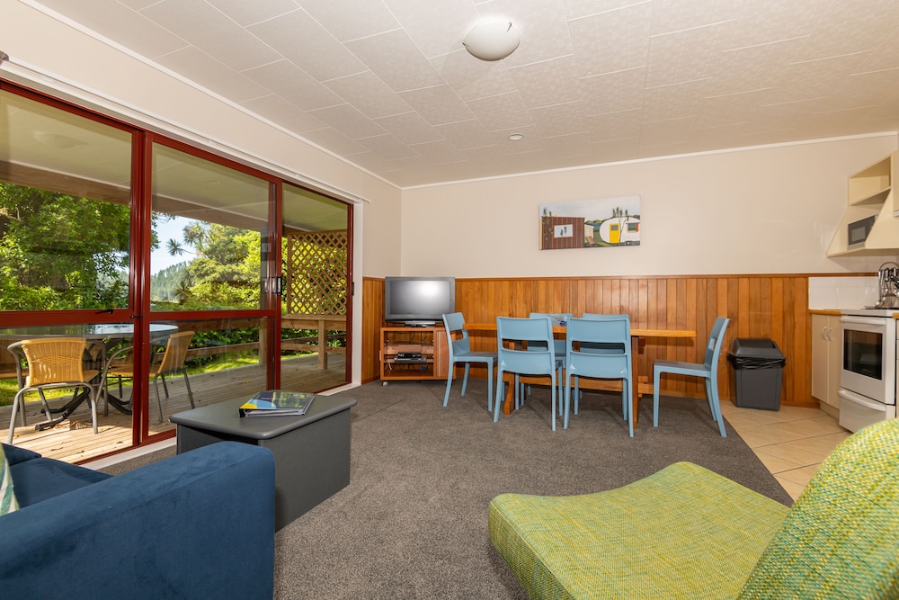 BLUE LAKE TOP 10 HOLIDAY PARK 25/50