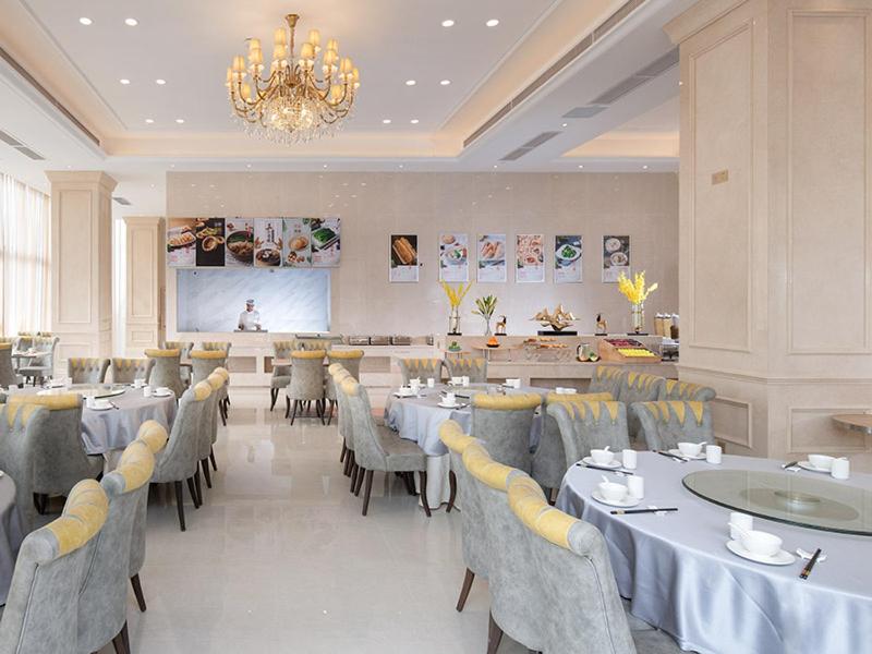 Vienna International Hotel (South Gate of Shenzhen International Convention and Exhibition Center) 31/39