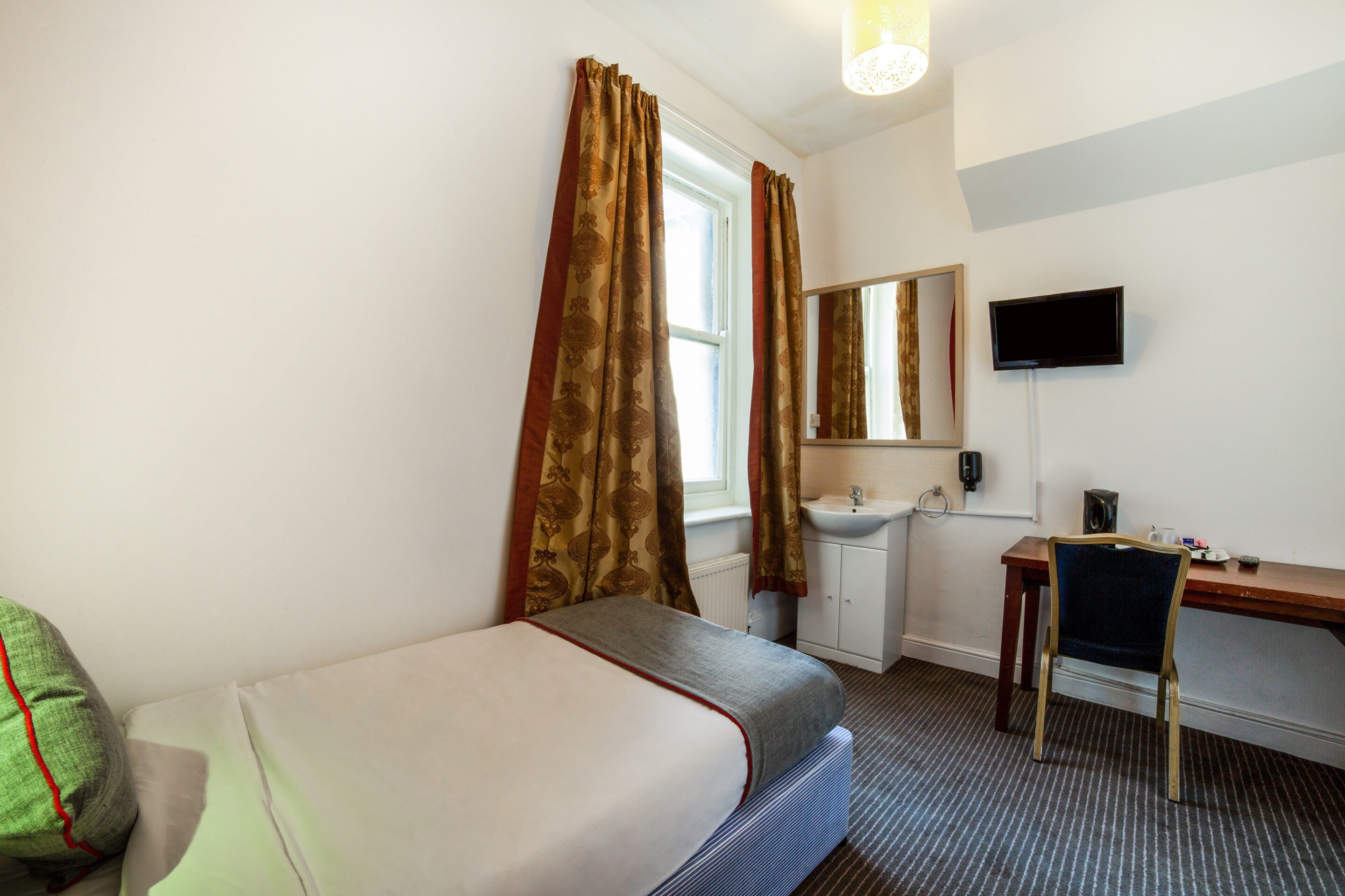 OYO The Strand Hotel 21/39