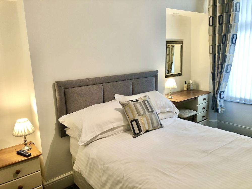 Edgcumbe Guest House 8/32
