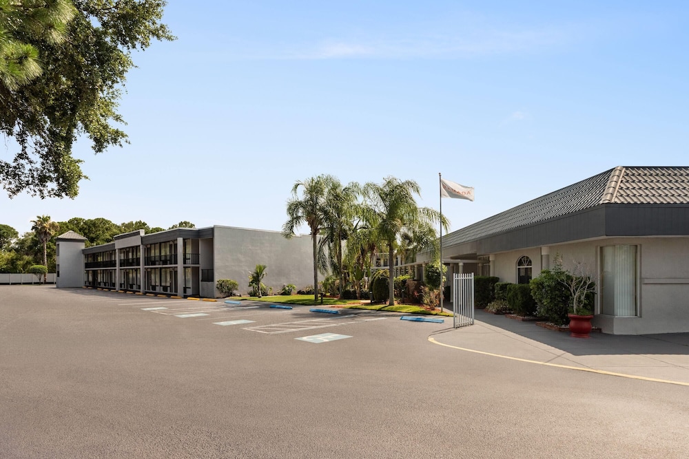 Ramada by Wyndham Cocoa 48/59