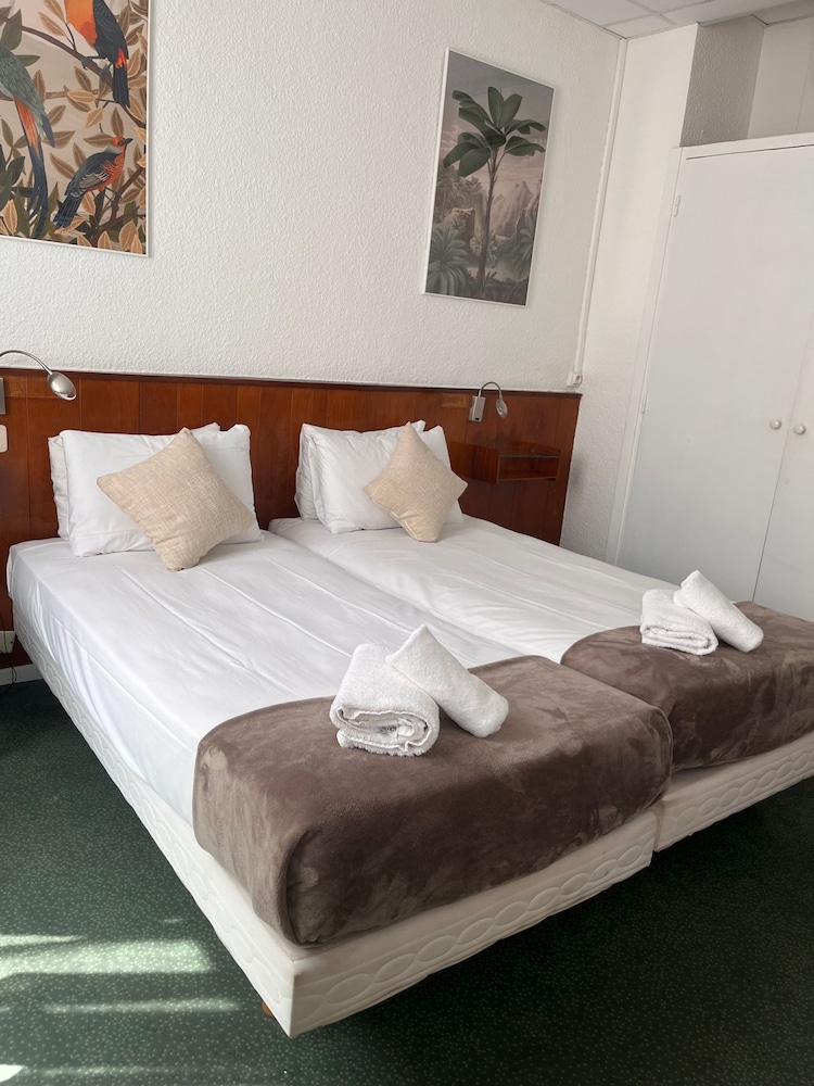 ROOM, TWIN BEDS