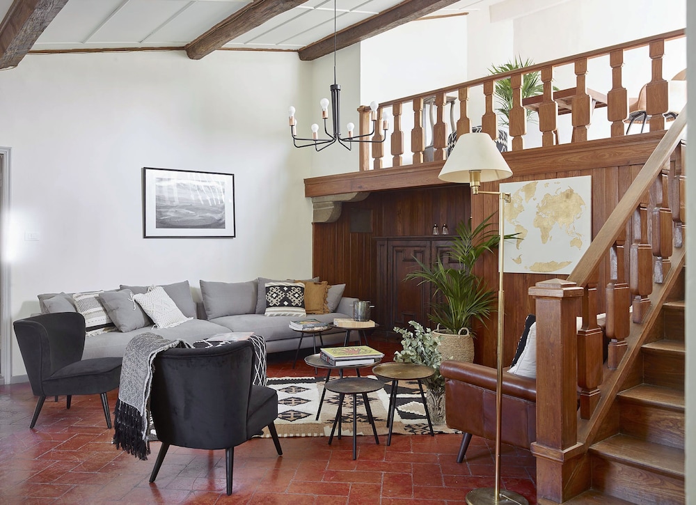 Amazing View to Pitti Palace 3BD Apt 8/24