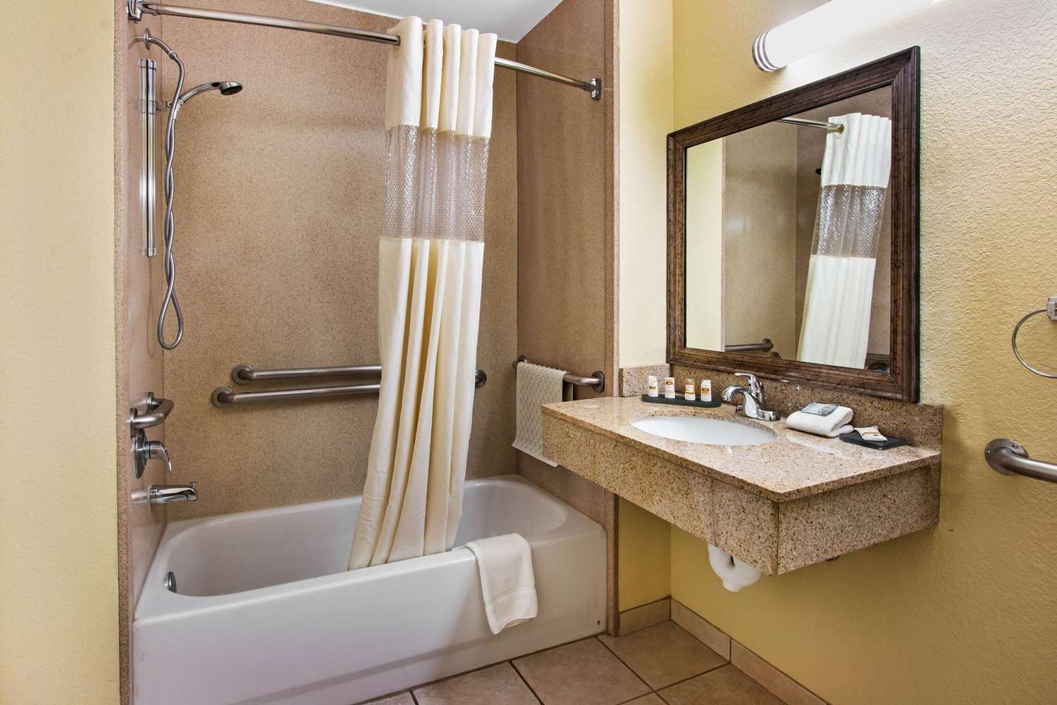 La Quinta Inn & Suites by Wyndham Albuquerque Midtown 56/57