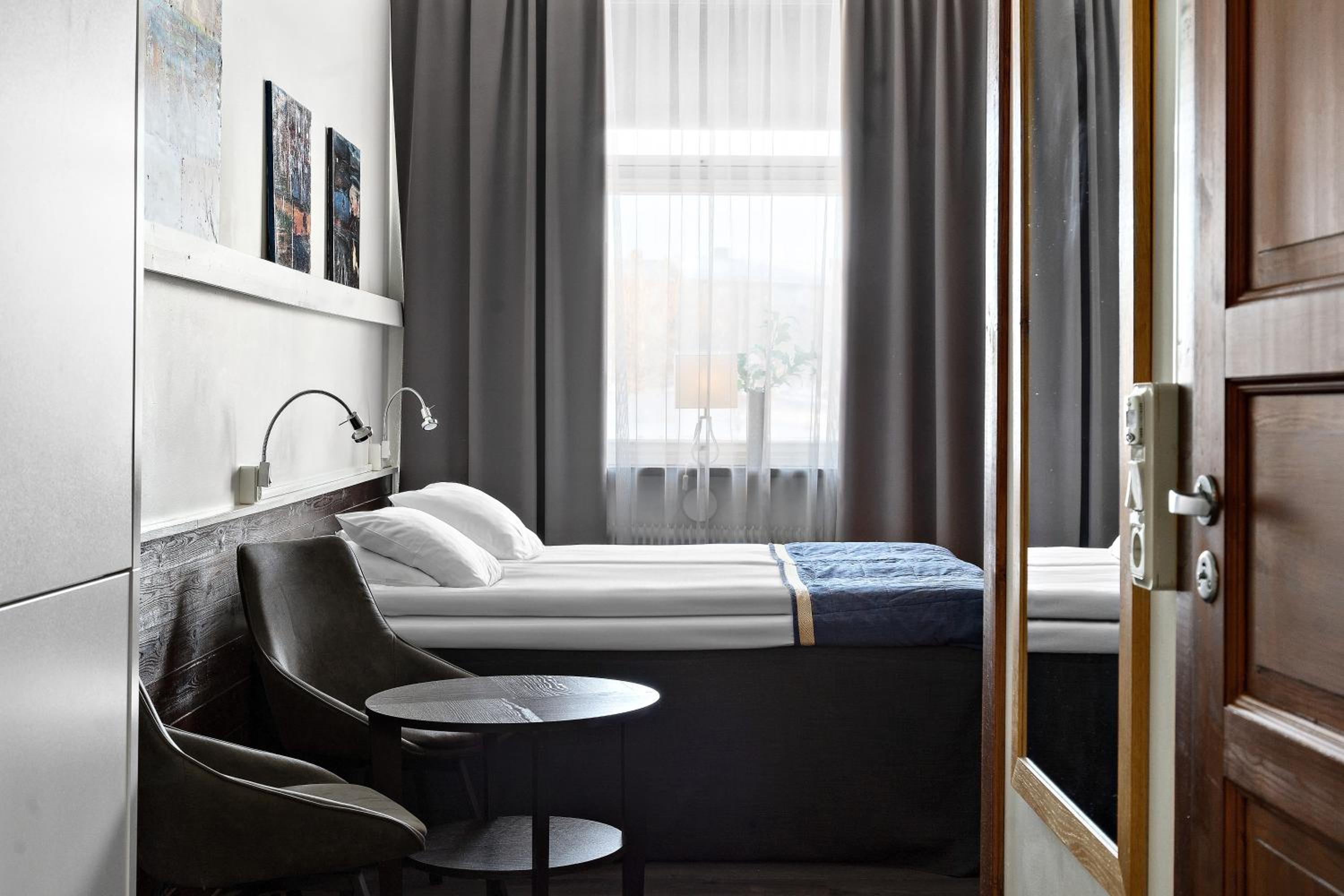 Family, Queen Bed
