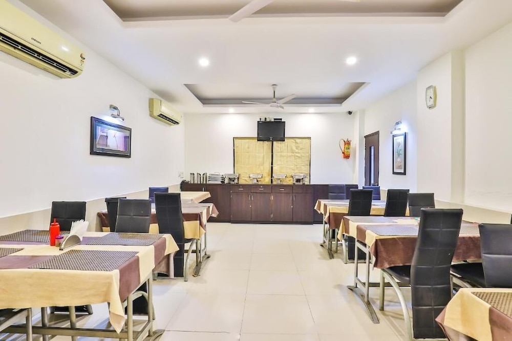 OYO Premium Paldi Cross Road 71/75