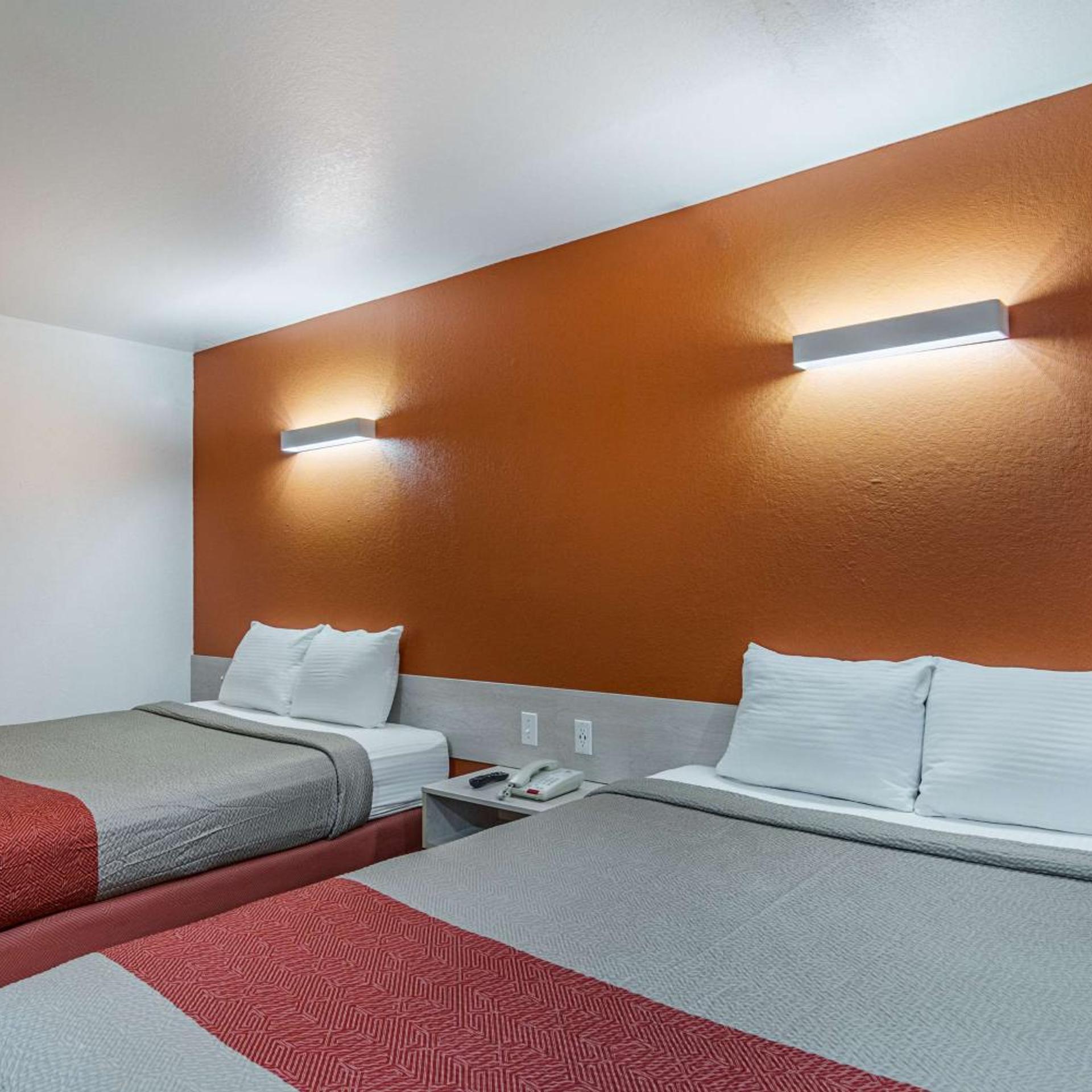 غرفة بسريرين كوين لذوي الإعاقة، Motel6 McAlester, OK 3/3