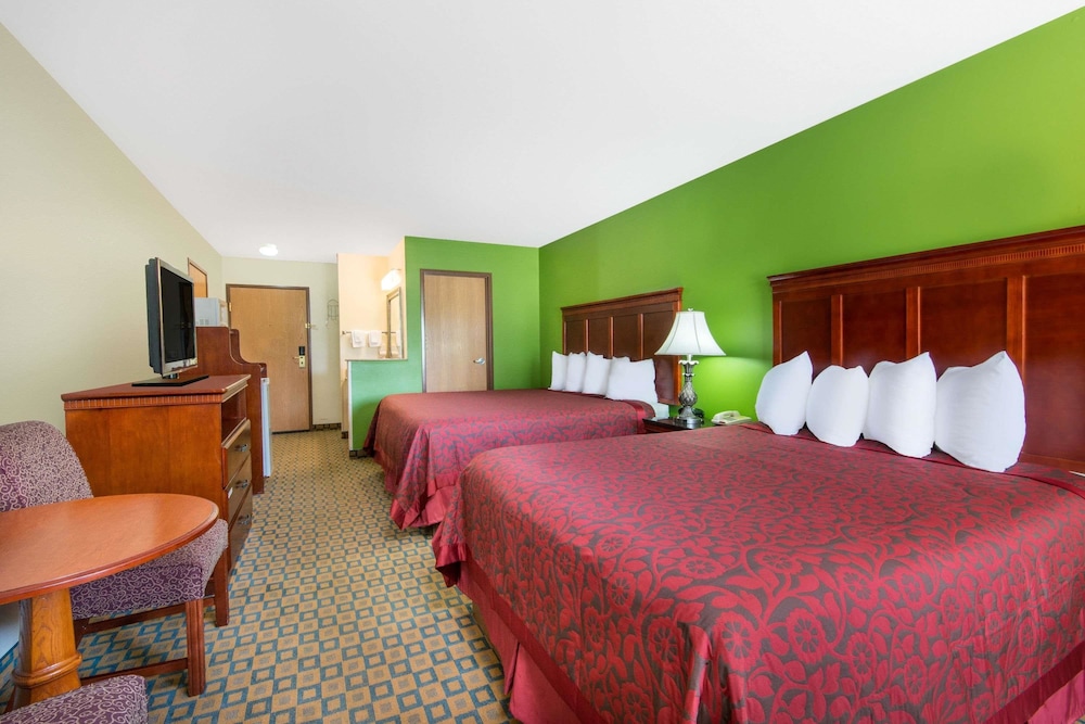 Days Inn & Suites By Wyndham Wichita 4/18