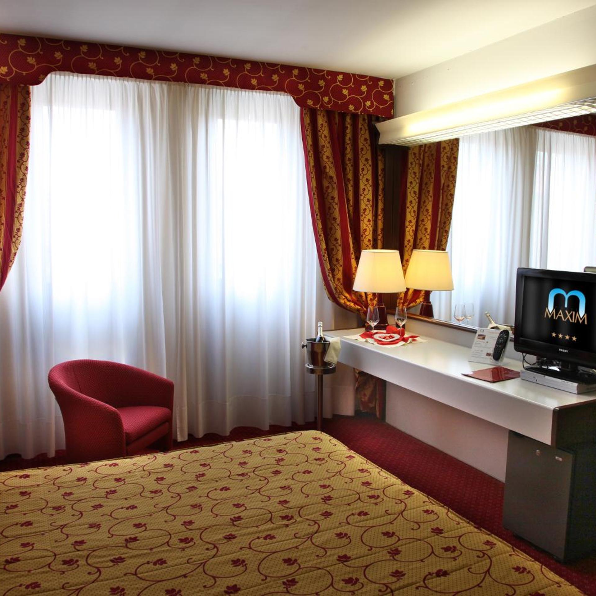 ROOM, DOUBLE OR TWIN BED