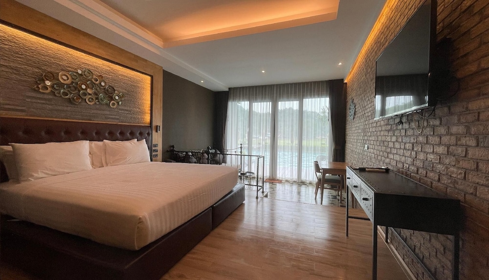 La Isla Pranburi Beach Resort 10/50